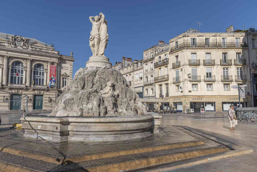 Francia - Montpellier 005 - plaza de la Comedia - fuente de las Tres Gracias.jpg